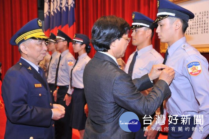 內政部長葉俊榮主持警大81週年校慶,親自頒授學士班學生年級章 。