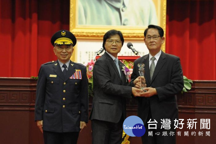 葉俊榮部長(中)頒贈表揚警察大學第14屆傑出校友法務部調查局主任秘書蕭湘台(右1)。 
