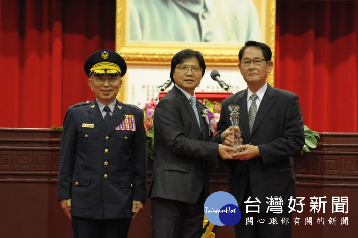 葉俊榮部長(中)頒贈表揚警察大學第14屆傑出校友法務部調查局主任秘書蕭湘台(右1)。