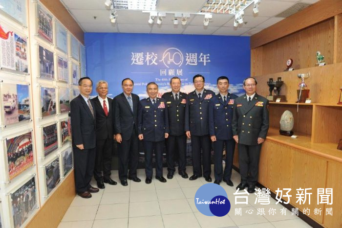 警大刁建生校長(左4)主持該校遷校40週年回顧展後與傑出校友合影留念 。