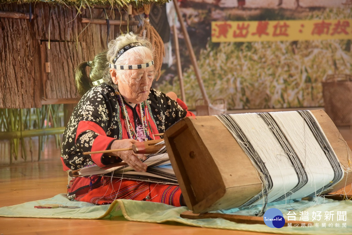 來自眉原部落的耆老們在舞台上以傳統織布。