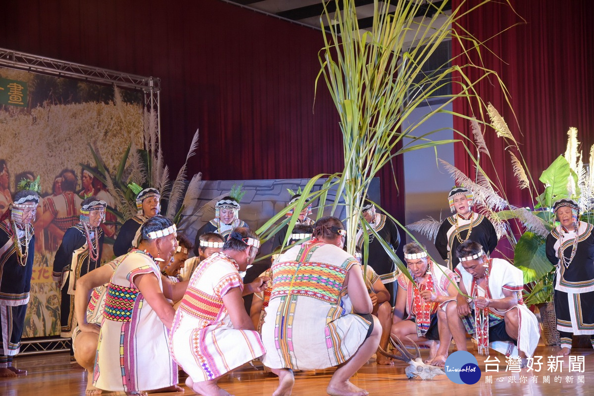 信義鄉明德村的布農文化協會演出傳統歌謠片段。