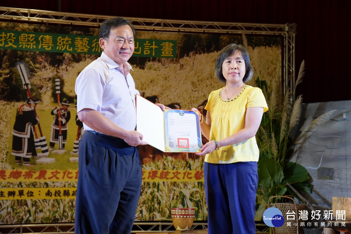 水里商工校長劉丙燈〈左1〉頒給感謝狀,表達感謝之意。