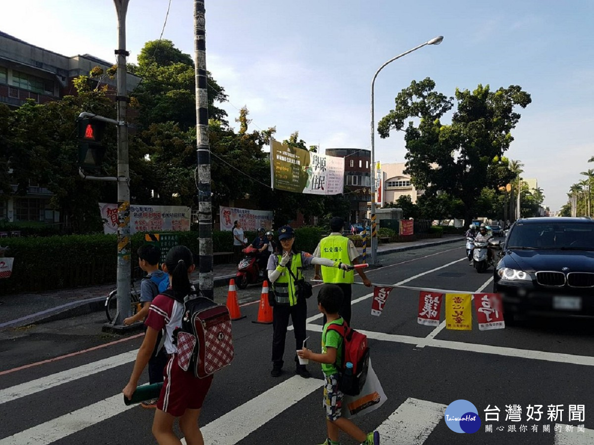 開學了！　屏警護學童上學「揪甘心」