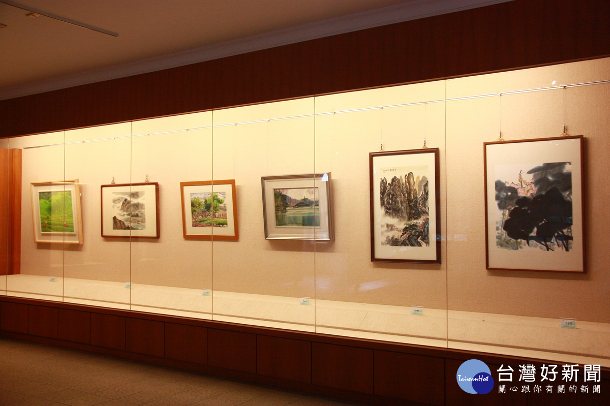 此次展出有水彩油畫水墨等都是縣級大師作品。(記者扶小萍攝)