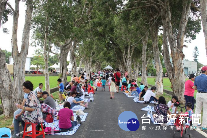 桃園地景藝術節觀音廣福主展區的假日藝術大道舉辦了一場音樂會暨野餐活動─「無限演聲‧千層派對」。
