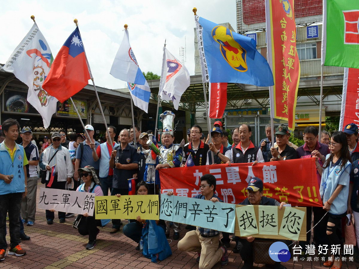 快閃慶祝軍人節！退伍軍人台南車站唱軍歌　反同婚團體也參一腳