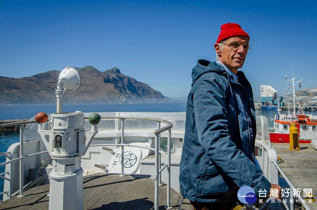 《重返碧海藍天》蘭伯特威爾森飾演海洋探險家雅克伊夫庫斯 一家五十年的細膩視角。（圖／高雄市電影館提供）