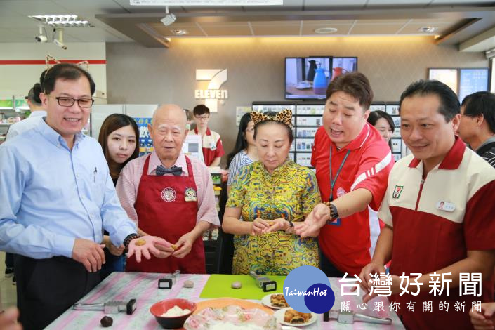 「幾點了咖啡館」揭牌　張花冠與失智長輩做愛心月餅