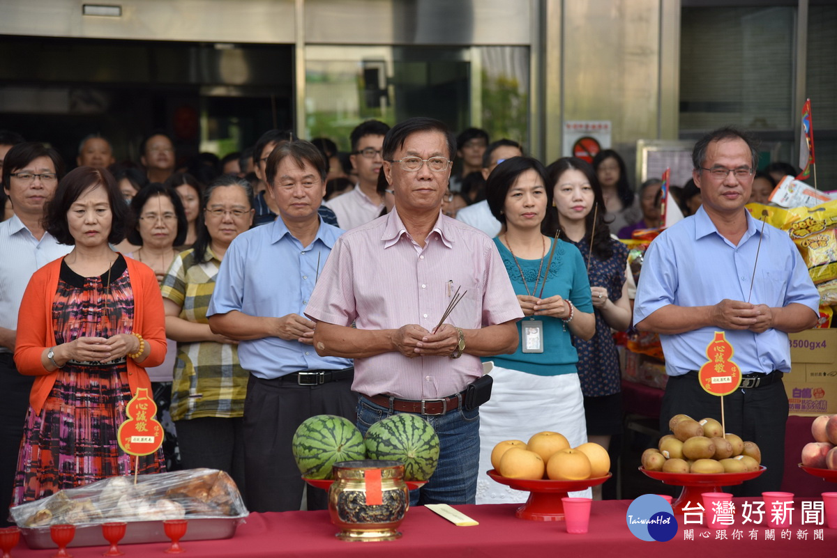 南投縣府中元普渡　林明溱率同仁祈求縣政順利