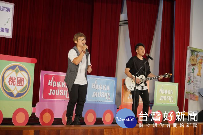 客家音樂展演徵件計畫巡演12強之一的icolor樂團鬧熱開場。