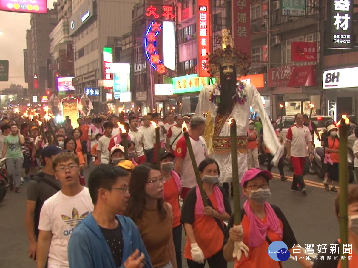 手持火把查夜暗訪　民眾參與祈求平安