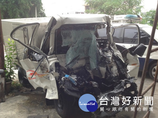 男子深夜駕車高速追撞前方貨運曳引車,駕駛送醫不治,肇事原因待調查釐清。(記者陳昭宗拍攝)