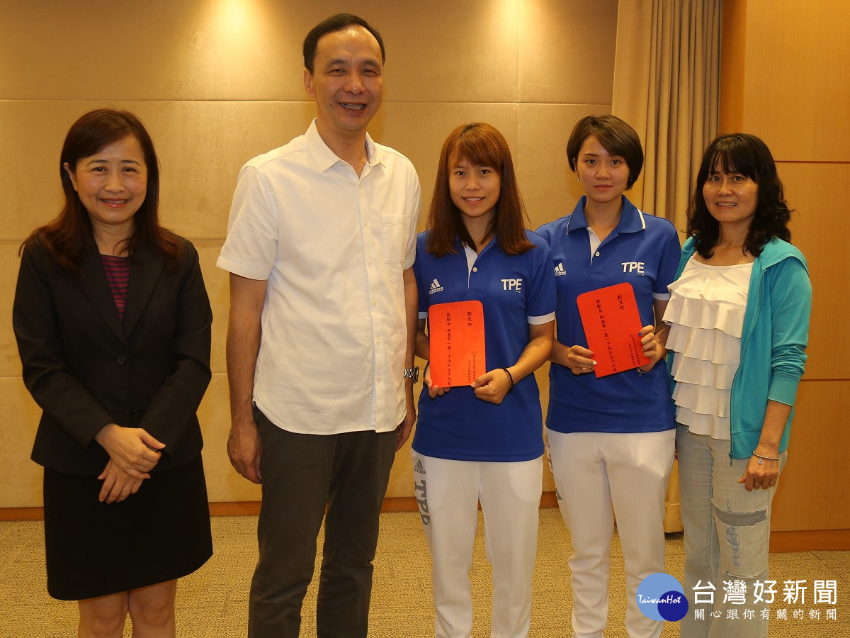 頒發桌球選手鄭先知及劉昱昕獎勵金