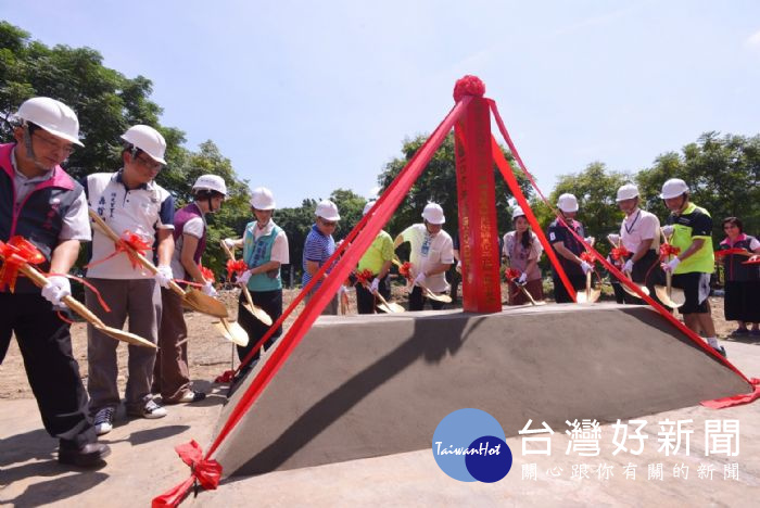 桃園市長鄭文燦出席「桃園市龜山區國防部土地代管（精忠段及陸光段）綠美化工程」開工動土典禮。