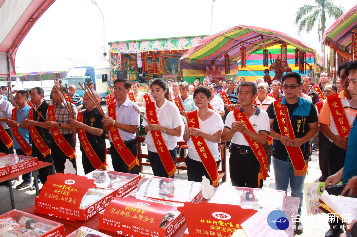 名間受天宮中元普渡　陳列千桌祭品