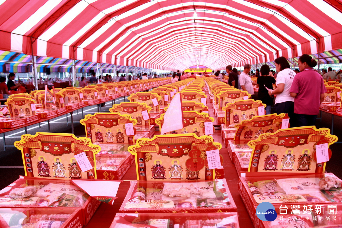 受天宮舉辦中元普渡不少祭品都用來助貧困。(記者扶小萍攝)