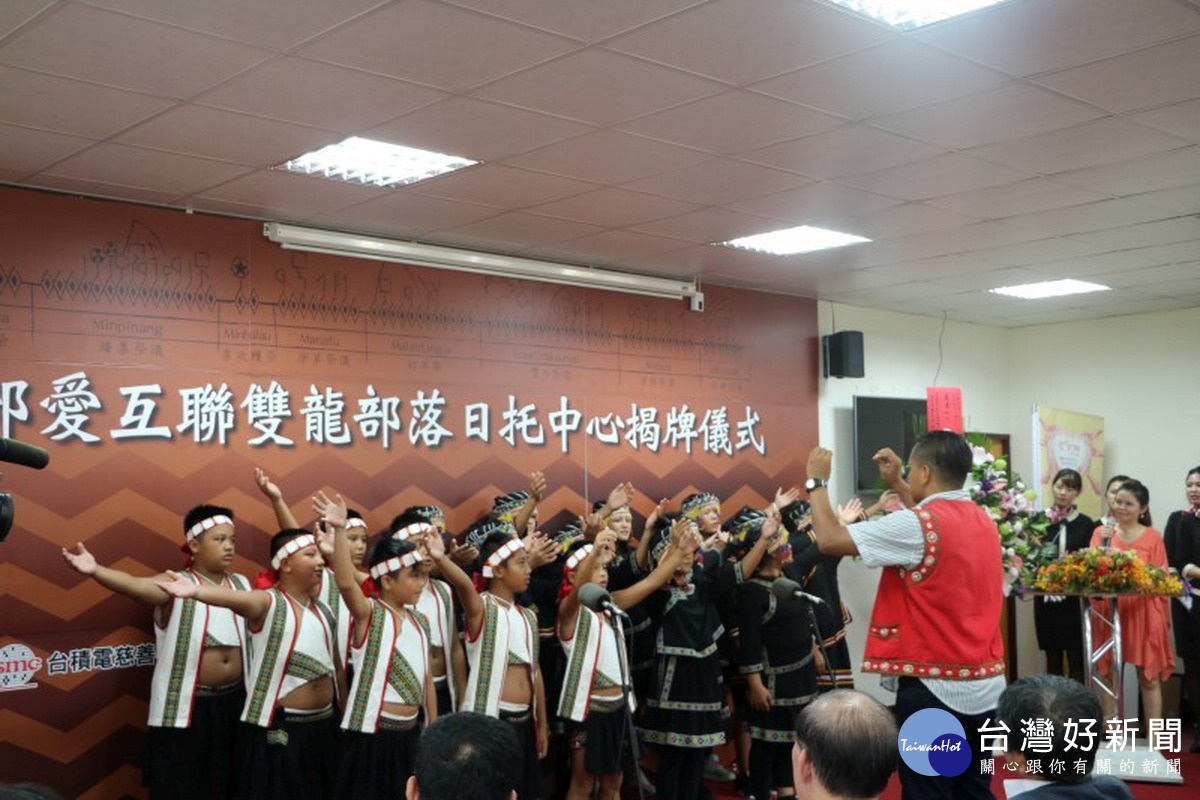雙龍國小學生演唱拍手歌表達布農族人的感謝。