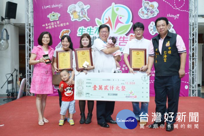 鄭市長頒發金牌、1萬2,000元禮券及紀念賀匾給三位「第一」的幸運兒。
