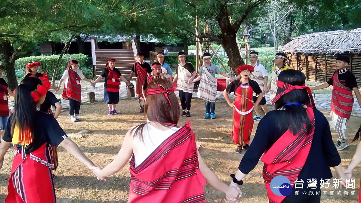 踩線團體驗泰雅渡假村原住民文化。
