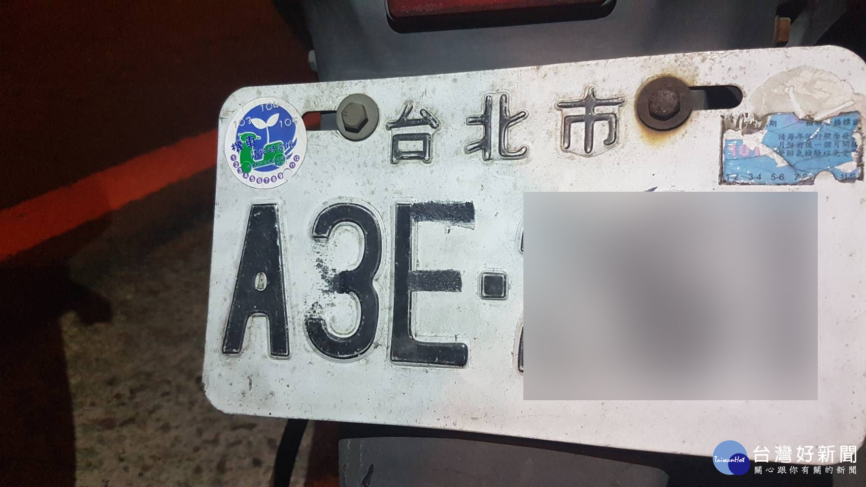 陳女將黑色膠帶黏到L上,竄改成E掩人耳目。