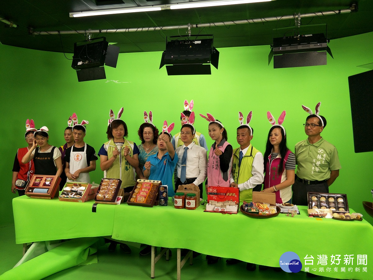 彰化縣長魏明谷為身障團體中秋禮品代言,透過網路直播方式行銷,開放民眾轉傳選購。