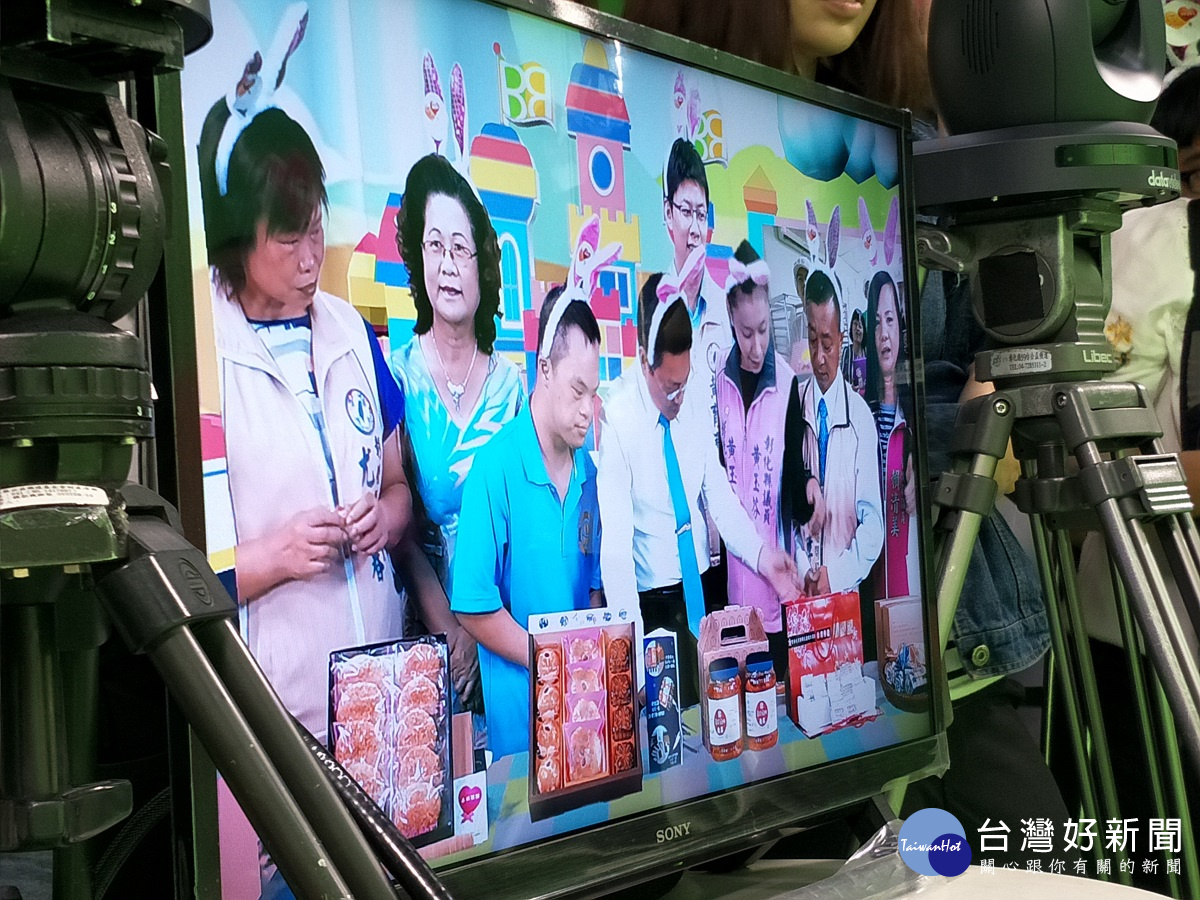 彰化縣府團隊透過網路線上直播，為身障團體行銷推廣中秋禮品。