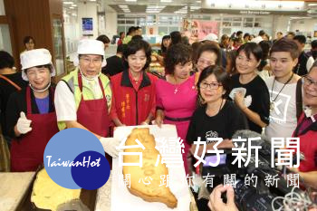 嘉義市長、市長夫人體驗做我愛台灣大月餅