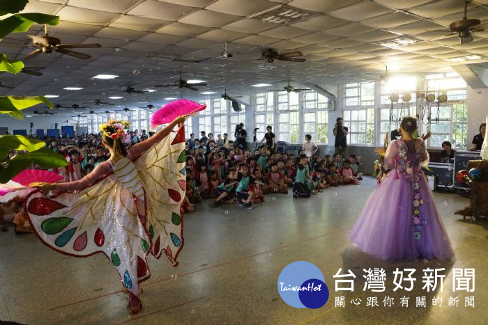 哈旗鼓文化藝術團員身穿色彩鮮豔的服裝，搭配環保泡泡與現場師生互動。