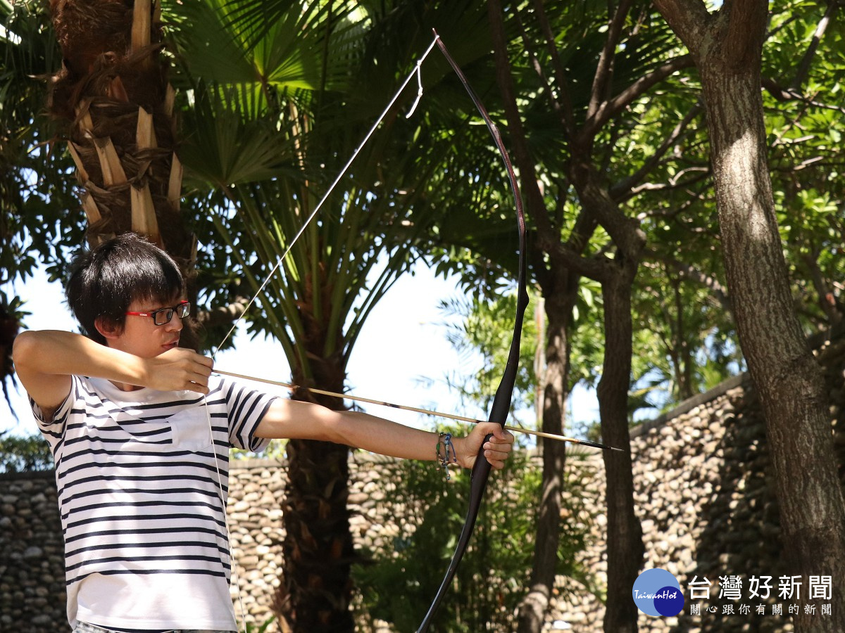 體驗古時狩獵生活　十三行考古日推傳統弓箭射箭體驗