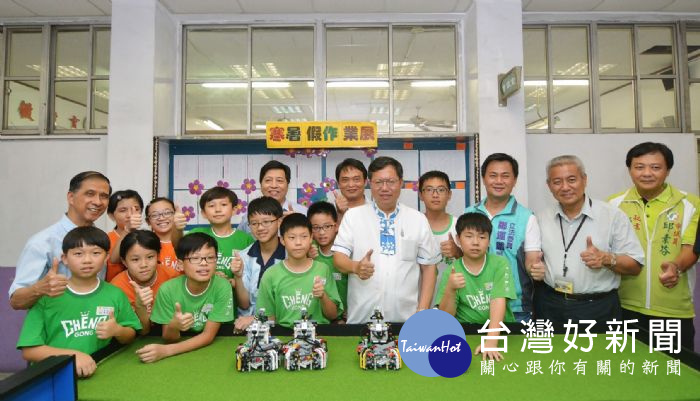 桃園市長鄭文燦視察推動機器人教學計畫代表學校暨勉勵晉級機器人全國總決賽參賽隊伍。
