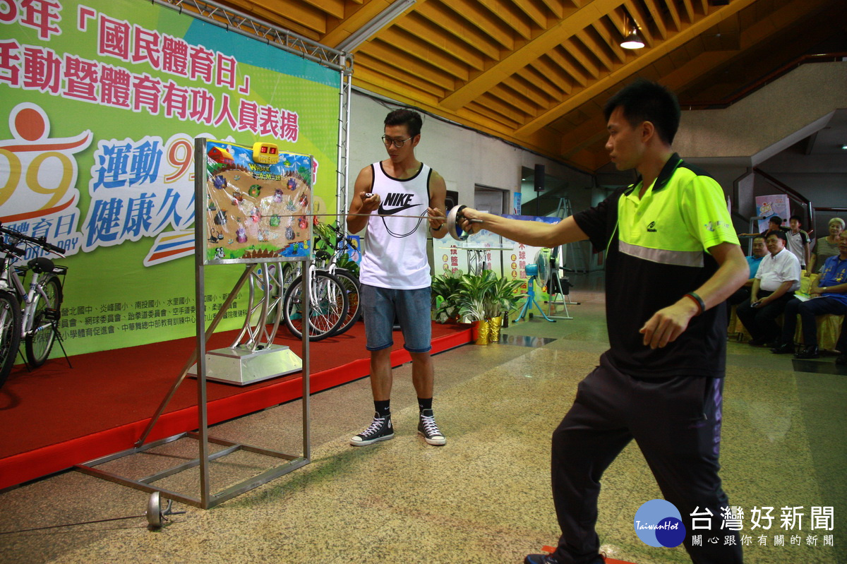 洪承碩示範擊劍闖關是新興活動。(記者扶小萍攝)