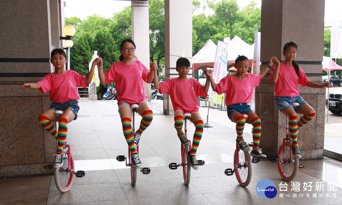 新豐國小獨輪車成立11年學童很有默契。（記者扶小萍攝）