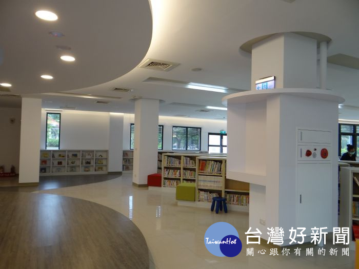 圖書館中壢分館，一樓空間重新啟用市立圖書館邀請所有市民前來享受閱讀的樂趣。