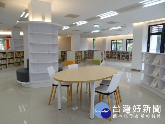 圖書館中壢分館，一樓空間重新啟用市立圖書館邀請所有市民前來享受閱讀的樂趣。