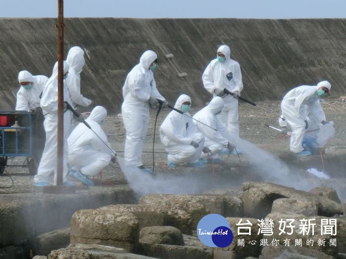 北區水環境暨海洋油污染緊急應變演練，岸際進行油污染清除作業。