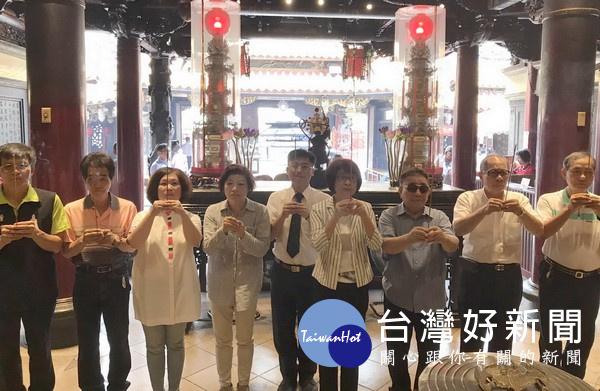 立委蘇治芬等人參拜媽祖,祈求朝天宮善款早日透明化,共同榮耀北港。(記者陳昭宗拍攝)