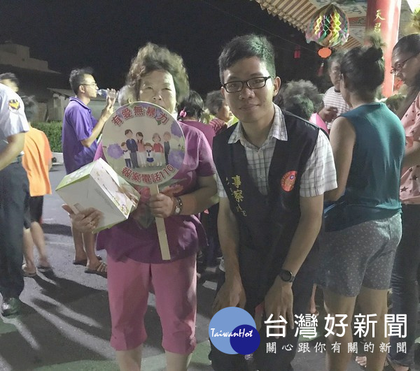 警方宣導反毒、反竊、反詐騙等防制作為,並說明多項為民服務等警察勤務作為,獲民眾支持與肯定。(記者陳昭宗拍攝)