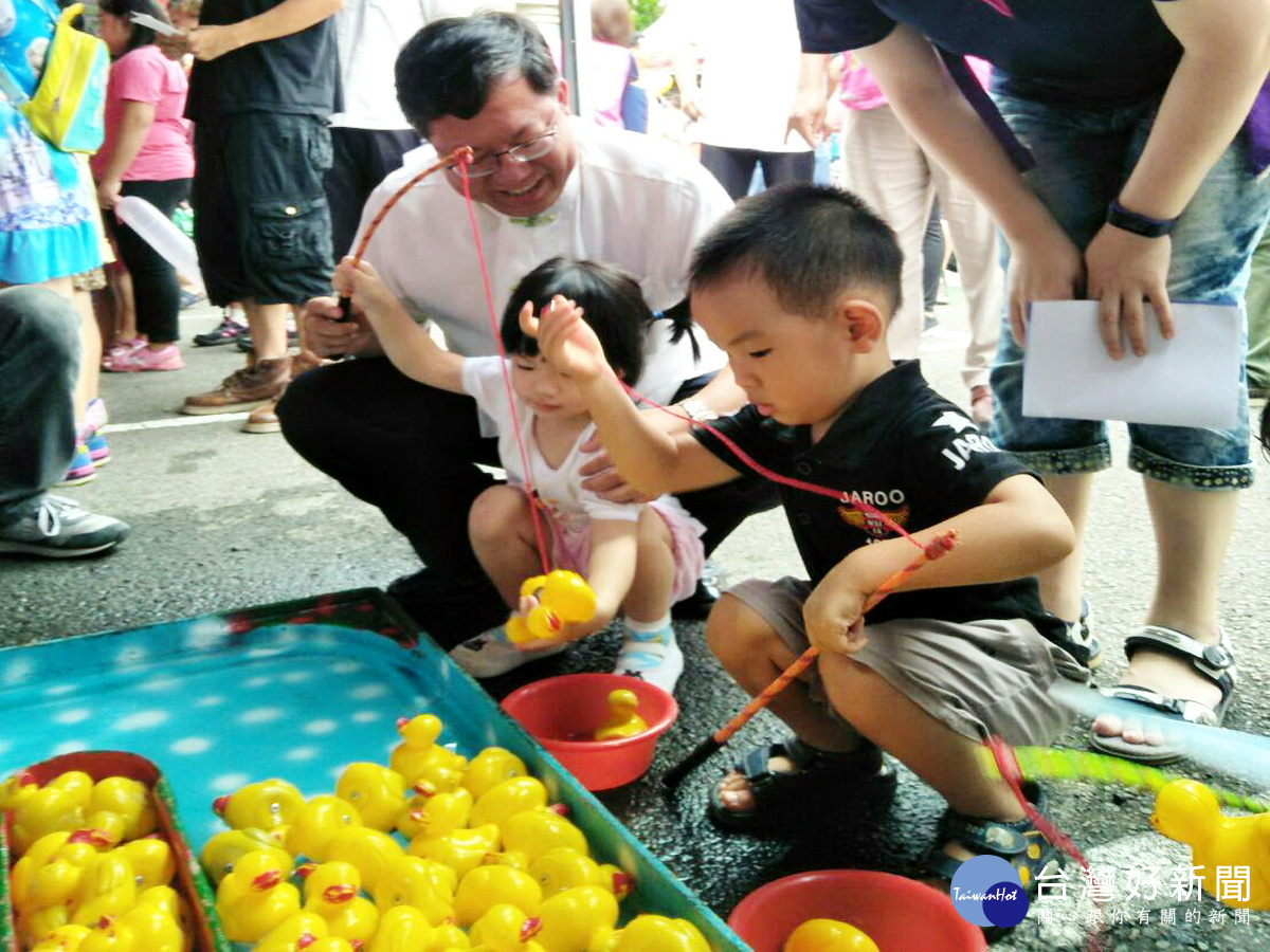 桃園市長鄭文燦在趣味競賽中和小朋友一起垂釣黃色小鴨。