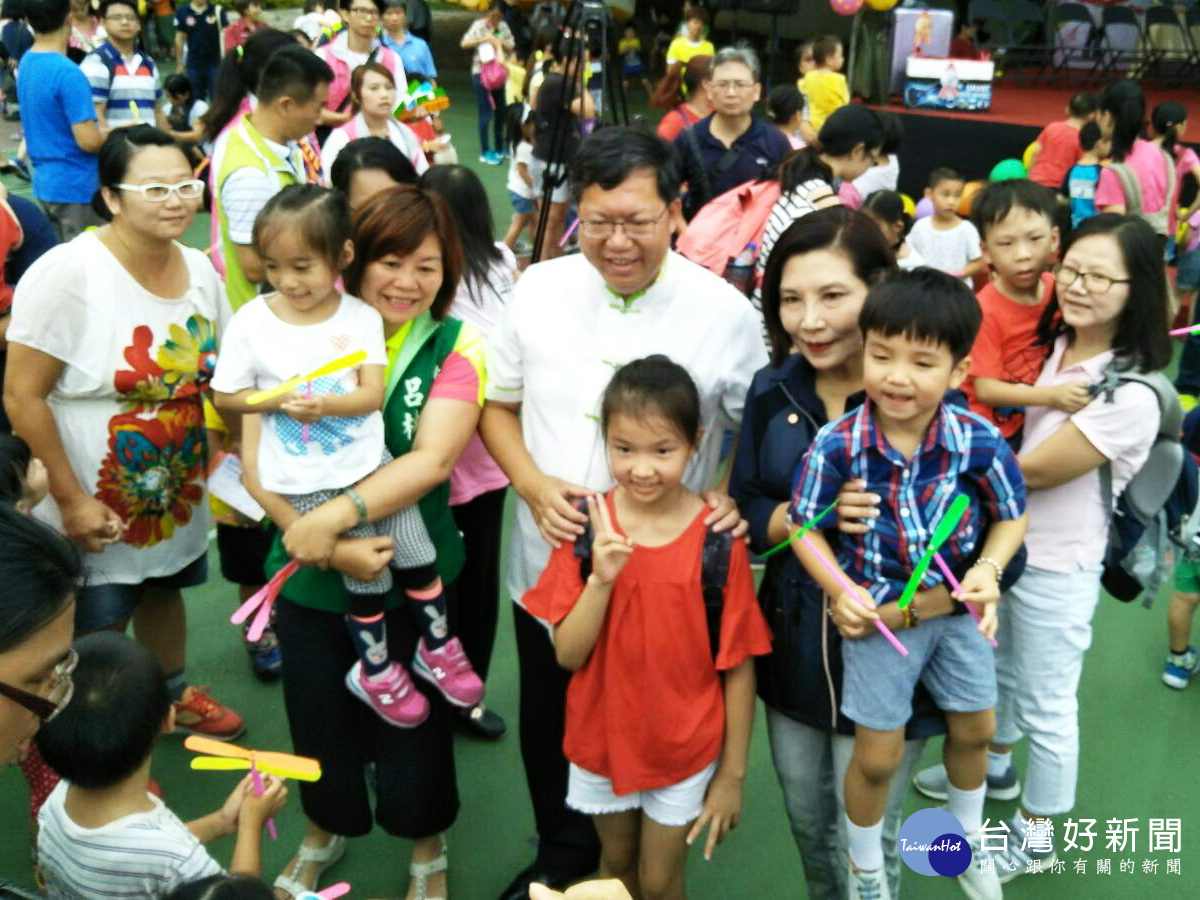 桃園市長鄭文燦在「童玩FUN城市　飛享竹蜻蜓」親子趣味競賽中和親子們同樂。