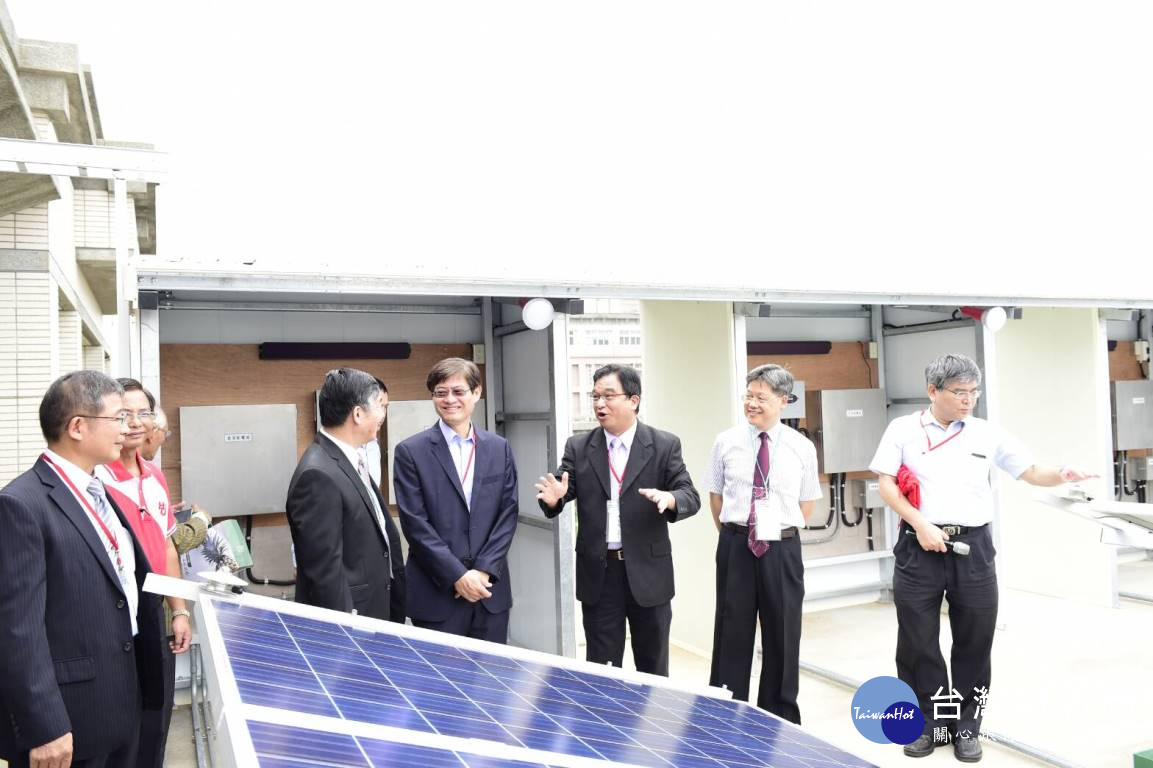 科技部政次許有進(右4)參觀 修平科技大學太陽光電設置乙級技術士檢定訓練場。（圖/修平科技大學）
