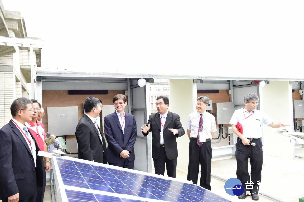 科技部政次許有進(右4)參觀 修平科技大學太陽光電設置乙級技術士檢定訓練場。(圖/修平科技大學)