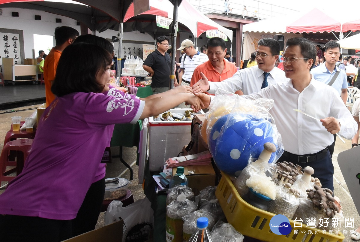 「食旅中台灣 吃在地玩在地」彰化場行銷活，縣長魏明谷巡視彰化攤位。