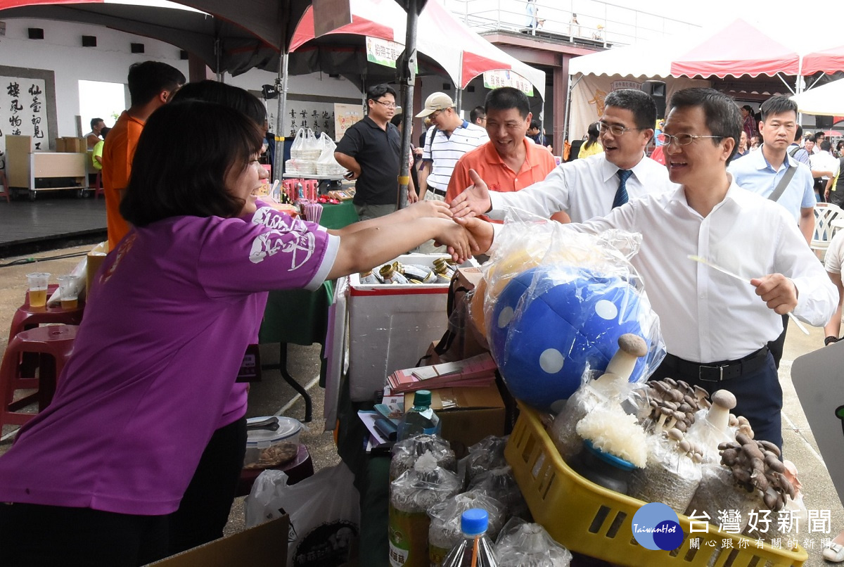「食旅中台灣 吃在地玩在地」彰化場行銷活,縣長魏明谷巡視彰化攤位。