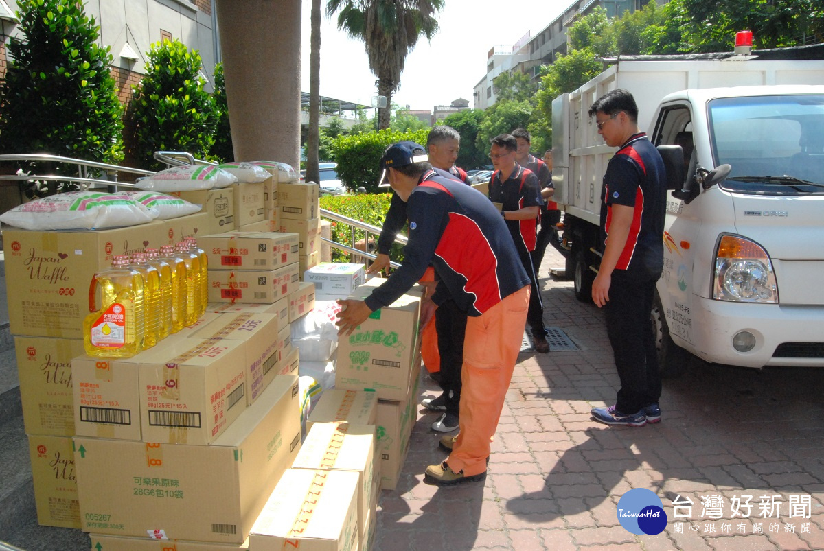 彰化市清潔隊員化身為愛心使者搬運民生物資到慈愛教養院。