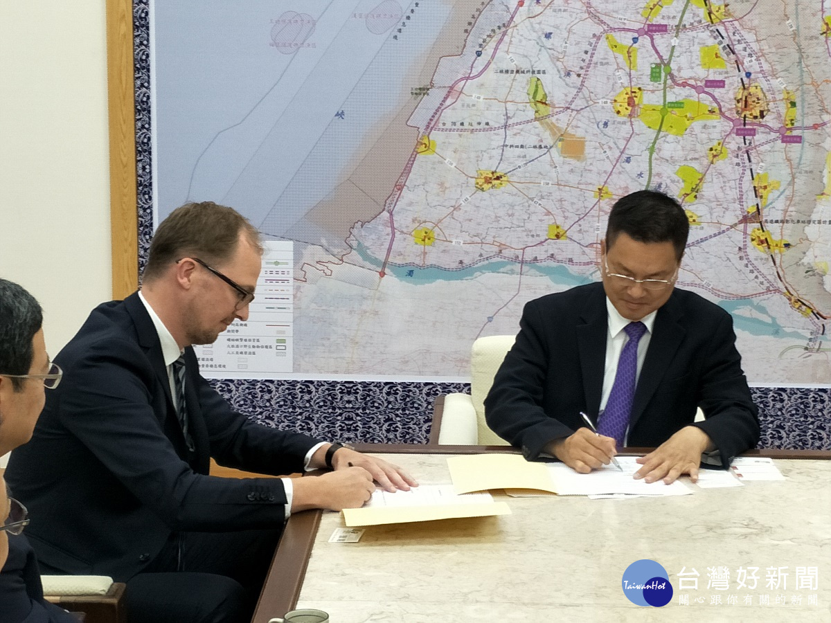 丹麥的「哥本哈根基礎建設基金」(CIP)，由台灣區計畫執行長侯奕愷和彰化縣長魏明谷，正式簽訂合作備忘錄。