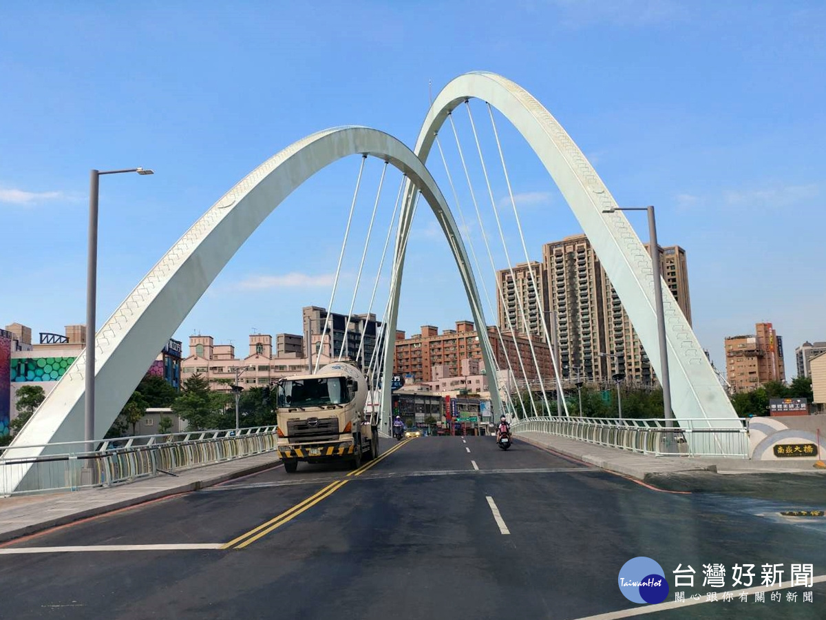 桃園新地標南崁大橋啟用， 達成防洪交通景觀三目標。