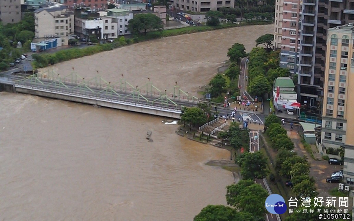 蘆竹區南崁溪忠孝西橋未改建前遇雨成災。