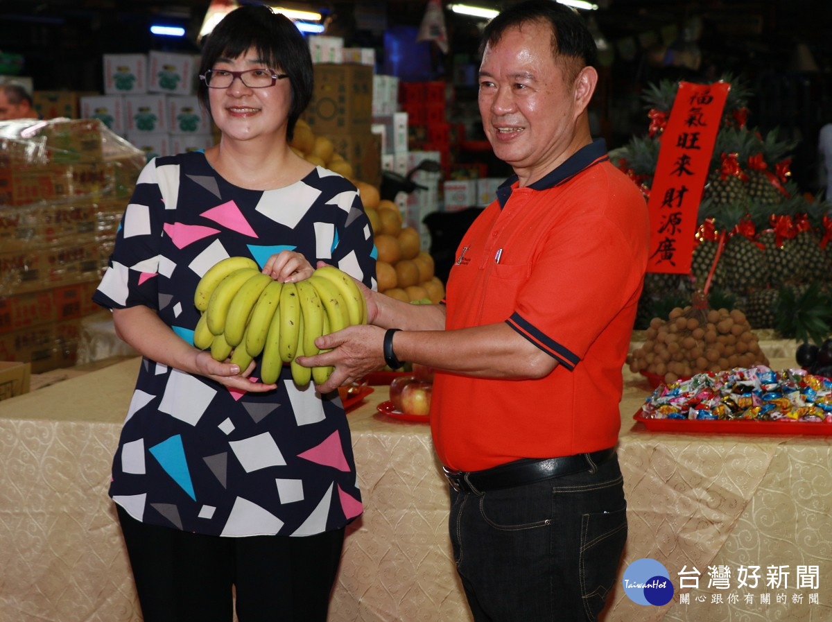 三重果菜市場捐普渡水果　提供弱勢老人及兒少共餐享用