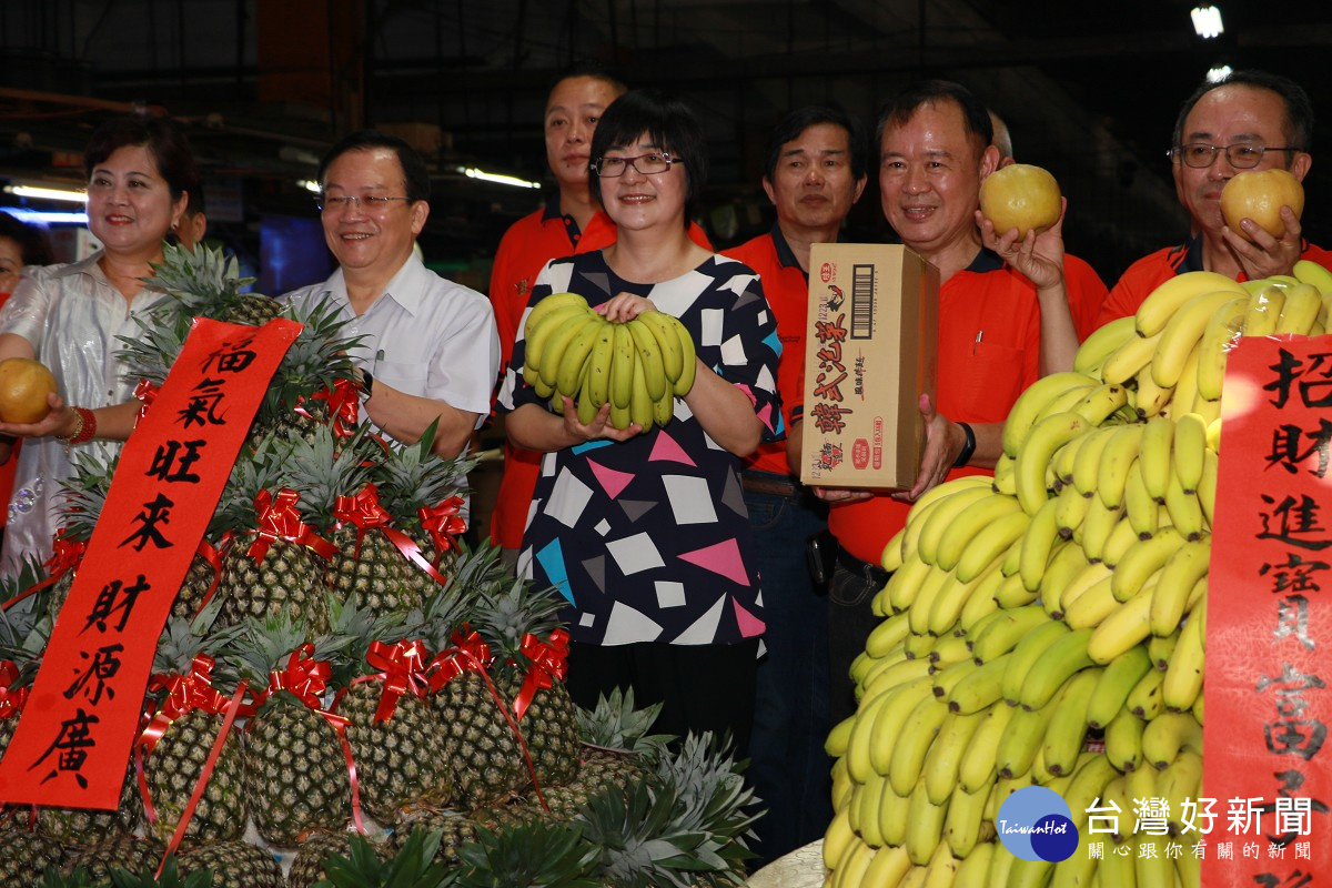 三重果市捐贈普渡水果等 前排右起福德宮總幹事林來發、主委林清泉、張錦麗局長、廖榮清董事長、江惠貞總經理